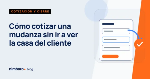 Vendedor de una mudancera revisando en el celular el video que el cliente grabó de su sala