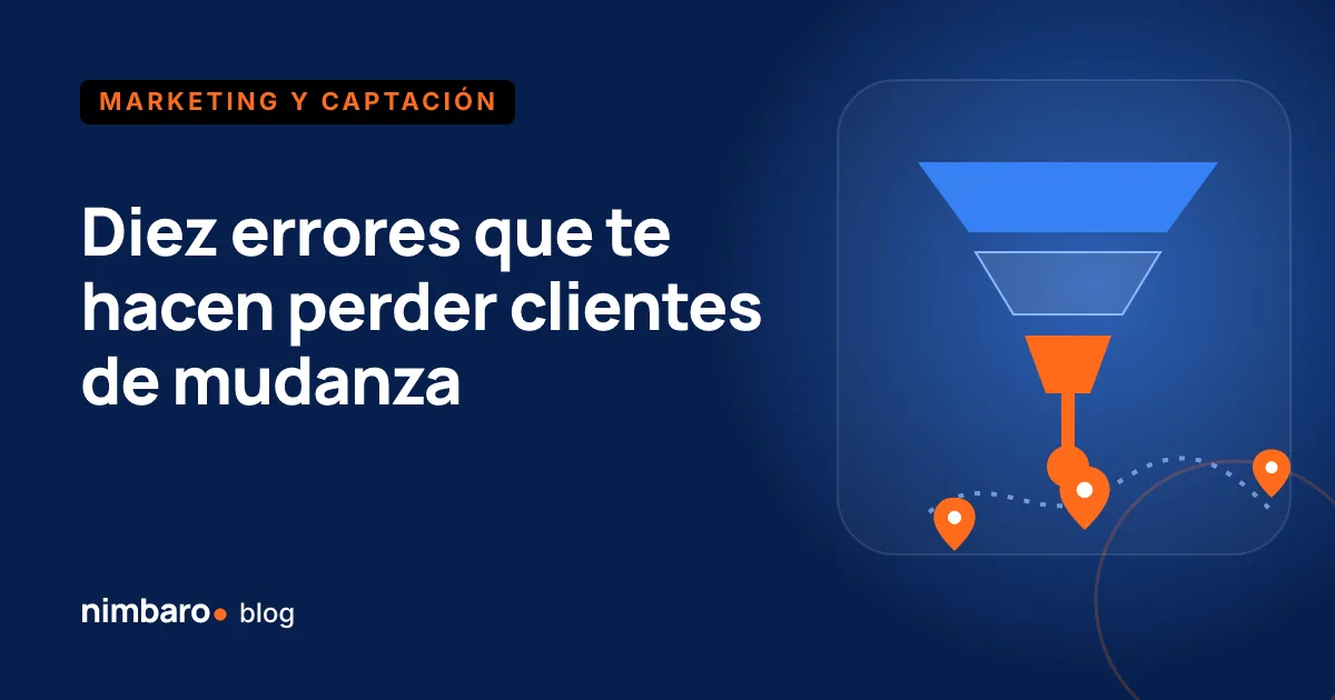 Cliente junto a cajas revisando el celular mientras espera la cotización que la empresa de mudanzas no mandó