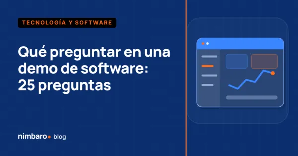 Hoja impresa con preguntas marcadas junto a una laptop en videollamada con un proveedor de software