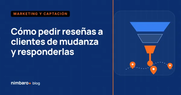 Jefe de cuadrilla de mudanza mostrando al cliente el enlace para dejar una reseña al terminar el servicio