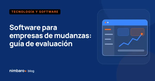 Dueño de una empresa de mudanzas comparando opciones de software en una laptop junto a una libreta de rutas